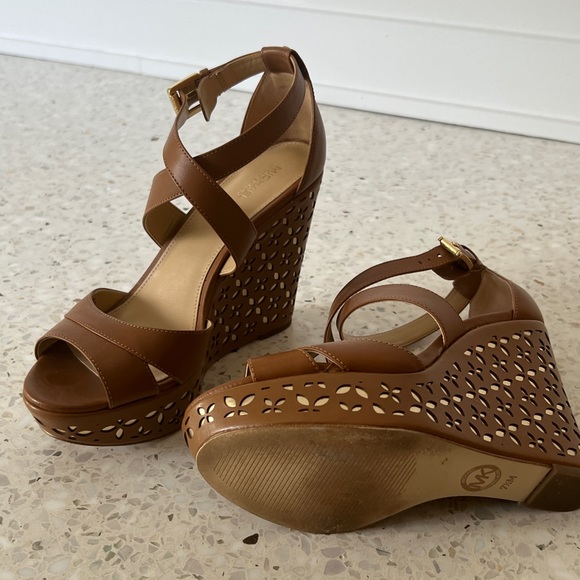 Michael Kors Sienna Floral Leather Acorn Gold inlay platform sandals. - Picture 4 of 8